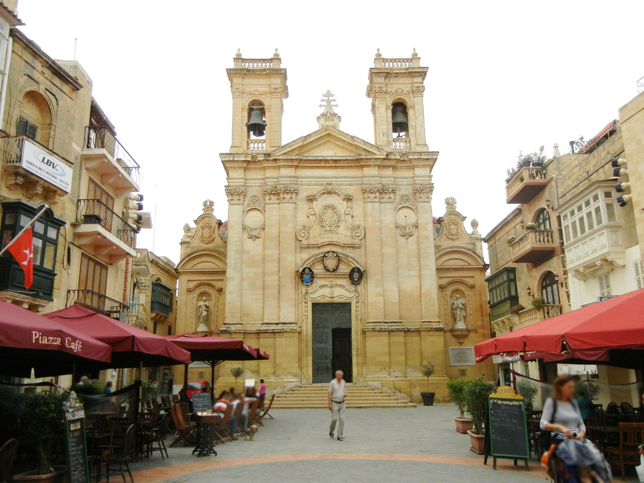 La chiesa e la piazza